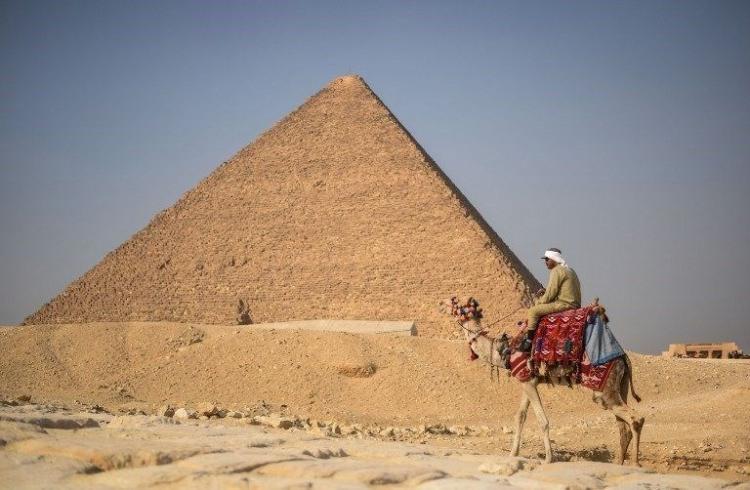 <p>Günümüzden yaklaşık 4 bin 500 yıl önce inşa edilen piramitin ilk inşa edildiğinde beyaz renkte olduğu saptandı.</p>
