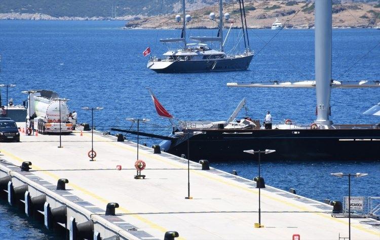 <p>ABD’li milyoner Tom Perkins için 2006 yılında yapılan ve 2009 yılında 150 milyon dolara Yunan uyruklu iş kadını Elena Ambrosiadou’ya satılan Malta Şahini, yerli ve yabancı turistlerin dikkatini çekti. Bin 240 ton ağırlığında, 88 metre uzunluğunda ve 12,6 metre genişliğindeki yat yerli ve yabancı turistler tarafından dikkatlice incelendi. </p>