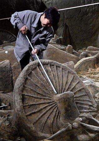 <p>En büyük at arabasının güneş ve yağmur korumalı olduğu, bunun da hükümdara ait olduğu tahmin ediliyor. </p>
<p> </p>