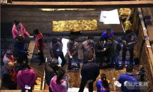<p>Altın, zümrüt ve kehribar gibi değerli madenlerle dolu olan mezar eski bir geleneğine göre defnedilmiş.</p>
<p> </p>