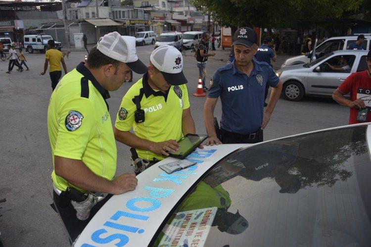 <p>Genel asayişin ve kamu düzeninin devamının sağlanması; kamu kurum ve kuruluşları civarında, stratejik öneme haiz bölgelerde, özellikle vatandaşlarımızın yoğun olarak bulundukları yerlerde (toplu taşıma araçları, duraklar, otogarlar, tren garları, havaalanları, deniz ulaşımı, meydanlar, alışveriş merkezleri, park, bahçeler vb.) Emniyet Genel Müdürlüğü, Jandarma Genel Komutanlığı ve Sahil Güvenlik Komutanlığı birimleri tarafından suç işleyebilecek kişilerin tespit edilerek yakalanması, her zaman ve her yerde güvenlik güçlerimizin varlığını vatandaşa hissettirerek alanda görünür olunması amacıyla başta terör, asayiş ve narkotik olayları olmak üzere, suç işleme amacındakilerin caydırılması, aranan şahısların yakalanması varsa suç delillerinin ele geçirilmesi için ülke genelinde eş zamanlı olarak 13/07/2019 tarihinde TÜRKİYE GÜVEN HUZUR (2019-3) uygulaması yapıldı.</p>