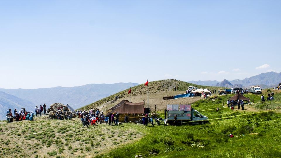 <p>Yerli ve yabancı turistleri ilçeye davet ettiklerini ifade eden Aslan, "Gelsinler yaylalarımızı, doğal güzelliklerimizi, insanlarımızın misafirperverliğini görsünler." diye konuştu.</p>
<p> </p>