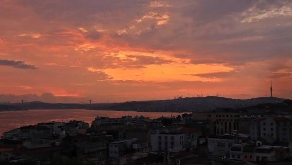 <p>Meteoroloji Genel Müdürlüğü'nün sağanak yağmur uyarısında bulunduğu İstanbul güne bulutlu bir gökyüzüyle başladı.</p>