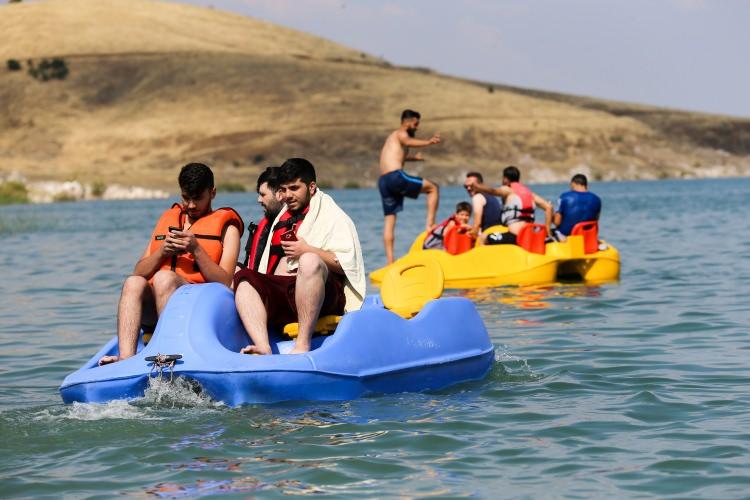 <p>- "Tekne turları başladı"</p>
<p>İşletme sahibi Taner Durmuş da tesislerinde doluluk oranının yüzde 100'e ulaştığını belirterek, bu yıl Hazar Gölü üzerinde bir ilki gerçekleştirerek tekne turlarına başladıklarını dile getirdi. </p>