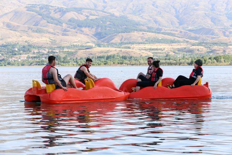 <p>"Yerli misafirlerimizin yanı sıra İran, Irak ve Suriye gibi ülkelerden de turist çekiyoruz. Geçen sene 3 aylık sezonumuzda 100 bin ziyaretçimiz oldu, bu sene yüzde 30-40 artış bekliyoruz. Hazar Gölünün çevresiyle, doğasıyla, yeşiliyle gerçekten mükemmel görüntüsü var. Bu nedenle çevre illerden ve yurt dışından birçok ziyaretçimiz bulunmaktadır. Onları burada ağırlamaktan memnuniyet duyuyoruz."</p>