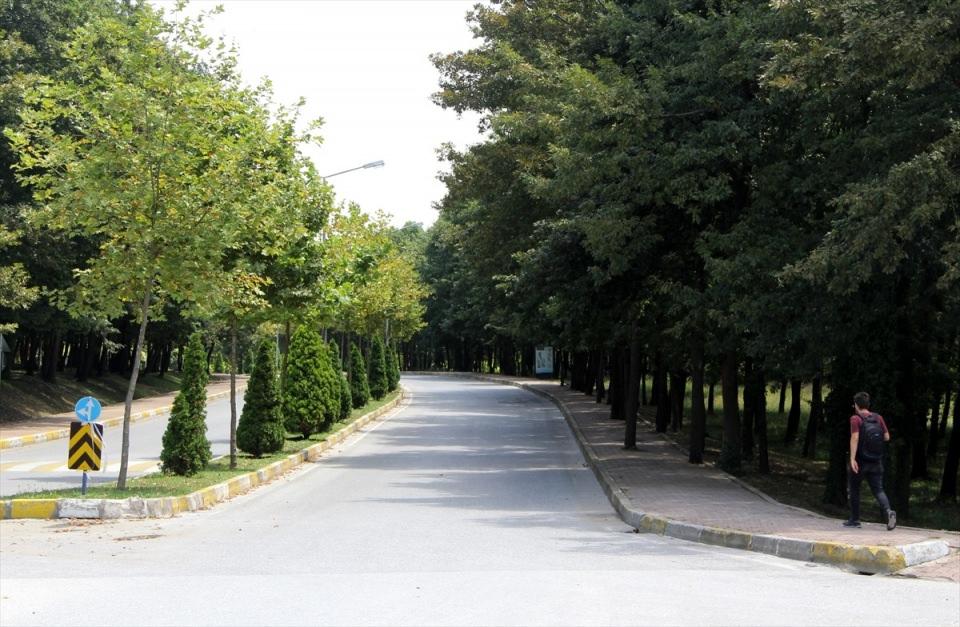<p>Proje kapsamında yapılacak alanlardan elde edilecek gelir ise üniversite toplulukları, araştırma ve geliştirme faaliyetleri, laboratuvar imkanları ve teçhizatlara harcanacak.</p>