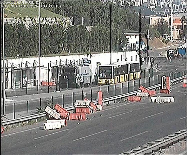 <p>Trafiğin aktığı istikametten gelen bir başka kişi de aracını yol kenarına park ederek, motosikletli vatandaşın yanına gidiyor. </p>
<p> </p>