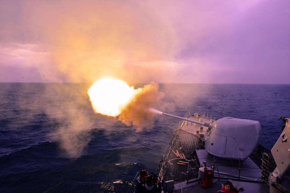 <p>MaviVatanımız savunulmasında etkin rol alan fırkateynlerimizden TCG TURGUTREİS’in top atışları.</p>