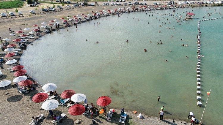 <p>Vatandaşların tekne turlarına yoğun ilgi gösterdiğini belirten Durmuş, "Şu an için bir teknemiz var, inşallah bu sayıyı daha da arttıracağız ancak belirli noktalarda iskele eksiğimiz var, bunun tamamlanması gerekiyor. Hazar Gölü her geçen yıl yüzünü yeniliyor, ancak bu yeterli mi değil. Özellikle kıyı şeridi boyunca peyzaj düzenlemesi ve ışıklandırmayla alakalı eksikler var. Umarım bunlar da en kısa da tamamlanır ve Hazar Gölümüz gerçek değerini bulur." diye konuştu.</p>