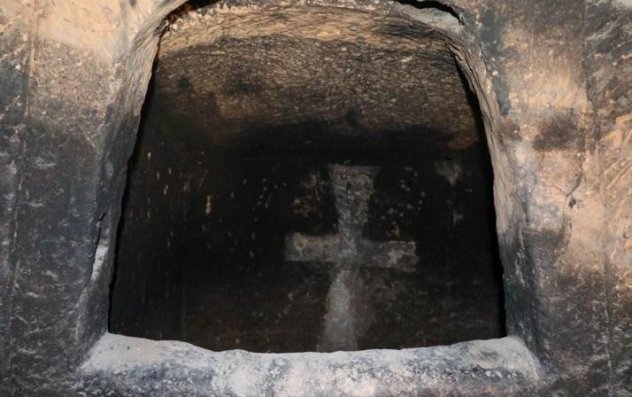 <p>Dünyanın en büyük yeraltı şehri olarak bilinen Nevşehir'de, 13.yüzyıla ait kilise ve kilisenin yanında yer alan mezarlar bulundu.</p>

<p> </p>
