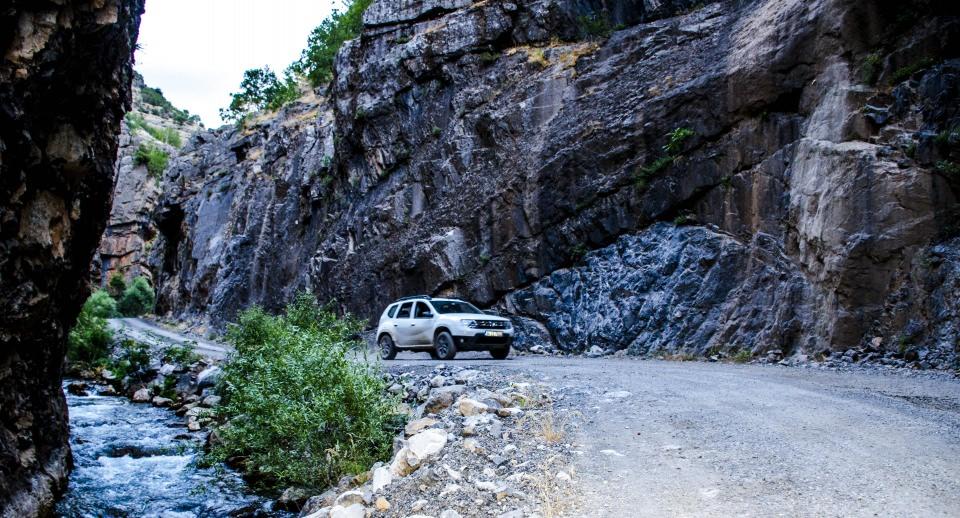<p><strong> "Termal, inanç, doğa ve kış turizmini ilçeyle buluşturacağız"</strong></p>
<p>Pendik, ilçenin turizme kazandırılması için çalışmalar yürütüldüğüne işaret ederek, sözlerini şöyle sürdürdü:</p>
<p>"İnşallah burayı turizme açmayı planlıyoruz. Uzun vadede kayak merkezleri için de potansiyelimiz var. Bunun da fizibilite çalışmasını yapıp termal, inanç, doğa ve kış turizmini ilçeyle buluşturacağız. Bunları gerçekleştirdiğimizde Beytüşşebap'ın Türkiye'nin diğer yerlerinden eksik yanı kalmayacak. Buradaki huzur, birlik ve kardeşlik daha da güçlenerek devam edecek."</p>