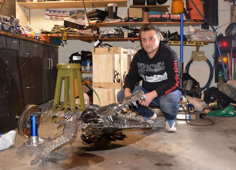 <p>Kent merkezindeki tamirhanesinde yaklaşık 28 yıldır oto tamirciliği yapan 46 yaşındaki Adnan Doğan, son iki yıldır çöpe gidecek eski motor aksamlarından yaptığı sanat eserleriyle gündemde.</p>
<p> </p>