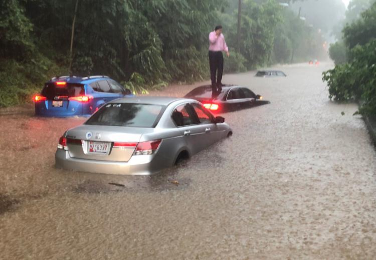 <p>Washington ve Virginia eyaletinde sabah meydana gelen şiddetli yağış, bölgedeki nehirlerin taşmasına neden oldu.</p>
