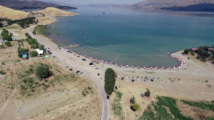 <p>Gaziantepli ziyaretçi Bilal Sönmez ise ilk defa gördüğü Hazar Gölü'nün manzarasına hayran kaldığını aktararak, "Buradan gelip geçiyorduk, kısmet oldu ilk defa göle geldik. Gerçekten güzel ve bakımlı bir yer, inşallah çocuklarla devamlı gelmeye çalışacağız." ifadelerini kullandı. </p>