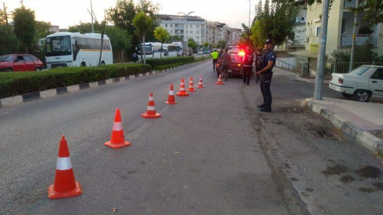 <p>Uygulama, 10:00-13:00 saatleri arasında terör örgütüne müzahir şahısların yoğun olarak bulunabileceği yerler, metruk binalar, park-bahçelerde ve bu güzergahlara açılan bulvar, cadde ve sokaklarda, 16:00-19:00 saatleri arasında vatandaşlarımızın yoğun olarak bulunduğu, eğlence ve etkinlik yapılan meydanlarda, fuar ve kutlama alanlarında, kamu binaları (Valilik, okul, hastane vb.) çevreleri ile oralara açılan yollarda, toplu taşıma yapılan gar/istasyon, iskele/liman, otogar/terminal girişleri ile havaalanları güzergahlarında, 20:00-22:00 saatleri arasında alışveriş merkezleri (AVM), elektronik oyun salonları, internet cafe, eğlence mekanları ile umuma açık yerler ve çevrelerinde 61.101 personel ve 188 dedektör köpeği ile 11.704 noktada gerçekleştirildi.</p>