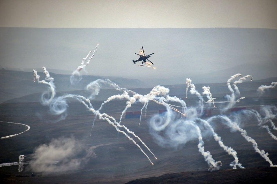 <p>Efes tatbikatında Atak helikopterinin flare atışı.</p>
<p> </p>