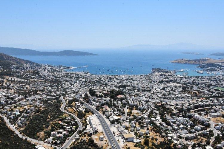 <p>Helikopter, Bodrum, Marmaris, Fethiye, Datça ile Muğla-Aydın, Muğla-Antalya ve Muğla-Denizli güzergahlarında kontrol yaparak yakın araç takibi, emniyet kemeri takmama, telefonla konuşma, hatalı sollama gibi ihlalleri yer ekiplerine bildirecek. </p>
<p> </p>