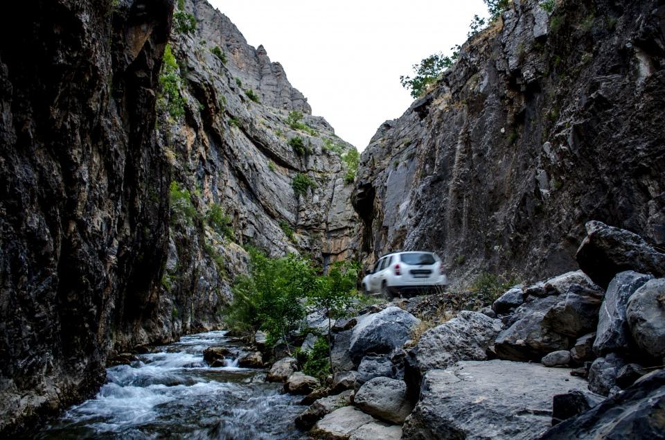 <p>Yıllar önce gidilemeyen yerlerin son 3 yılda huzurun sağlanmasıyla keşfedildiğini belirten Pendik, bu yerlerden biri olan ilçeye 10 kilometre uzaklıktaki Aşağıdere Şelalesinin 7'den 70'e vatandaşların uğrak mekanı haline geldiğini, piknik için ziyaretçilerini ağırladığını kaydetti.</p>
<p> </p>