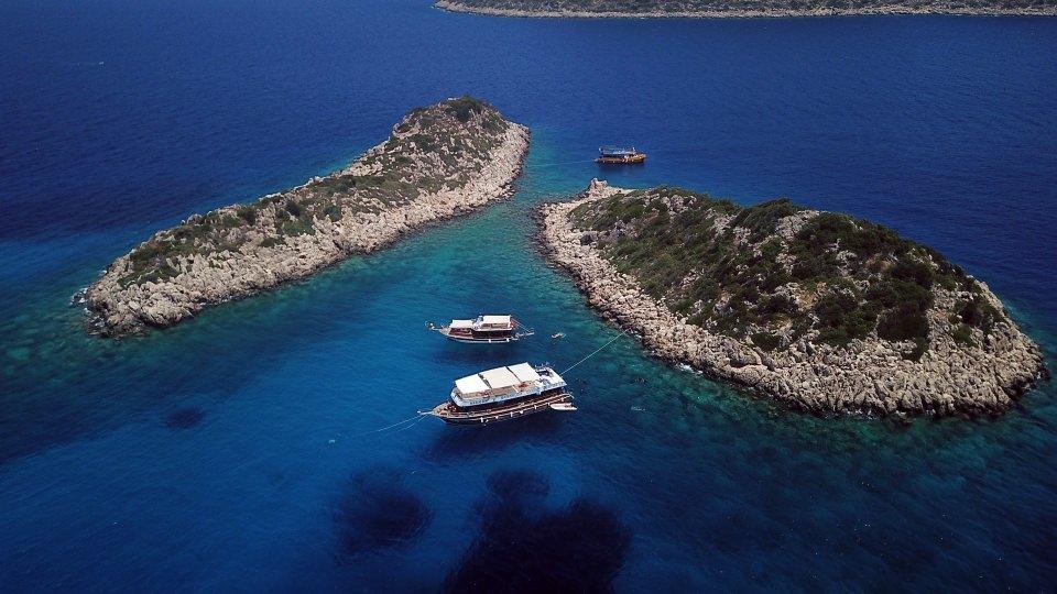 <p>Türkiye'de dalış turizminin vazgeçilmez adresleri arasında gösterilen Antalya'nın Kaş ilçesi, masmavi deniziyle su altı dünyasını keşfetmek isteyen dalgıçları ağırlıyor.</p>