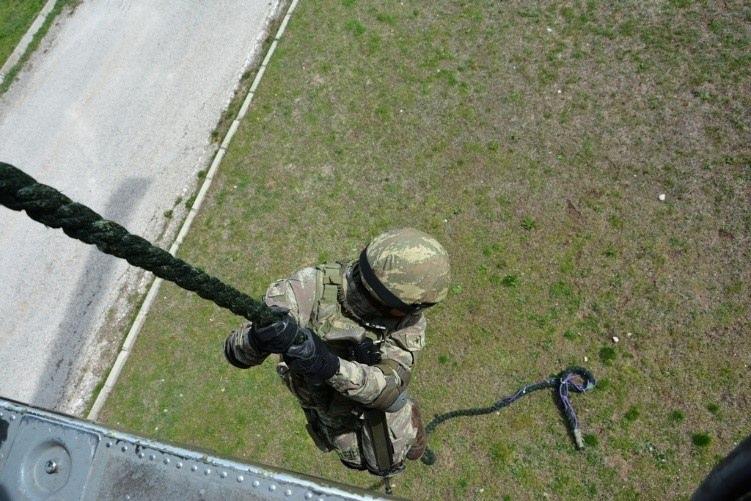 <p>Dağ Komando Okulu ve Eğitim Merkezi Komutanlığında, Helikopterden Hızlı İniş Eğitimi</p>
<p> </p>