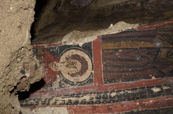 <p>Huzura kavuşmaları için yaptıkları bir şey:</p>
<p>"Şimdi bunlardan bir tanesi de kiliseler. Mezarlar hemen kiliselerin yanına yaptırılmış ve yanına definler yapılmış. Burada yatanların huzurlu bir şekilde yatmaları ve huzura kavuşmaları için yaptıkları bir şeydir."</p>
<p> </p>