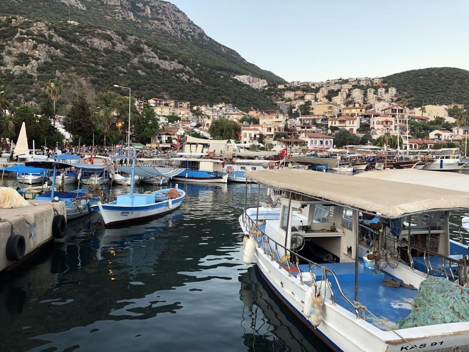 <p><strong>"Dünyanın dört bir yanından Kaş'a geliyorlar"</strong></p>
<p>Dalgıçlardan Ahmet Burak Öztürk, turistlerin bölgeye deneme dalışı yapmaya geldiklerini söyledi. </p>