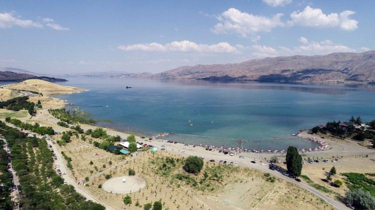 <p>Kamu ve özel sektör tarafından yapılan yatırımlarla her geçen yıl çehresi değişen Hazar Gölü, kendine has doğası, çevresinde bulunan çok sayıda yazlık, dinlenme tesisleri, plajları, kamp alanları, su etkinlikleri, olta balıkçılığı ve bu yıl başlanan tekne turlarıyla daha fazla ziyaretçi çekiyor. </p>