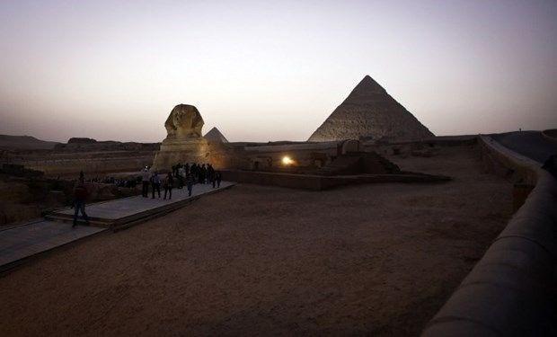 <p>Antik dünyanın yedi harikasından ayakta kalan tek yapı olan Keops Piramidi bir diğer adıyla Büyük Giza Piramidi bir kez daha gündemde.</p>
