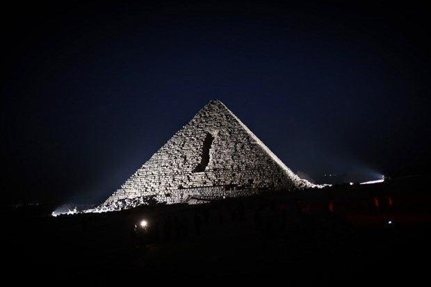 <p>Piramit 4 bin 500 yıl önce Mısır firavunu Kral Khufu döneminde inşa edilmişti.</p>
<p> </p>