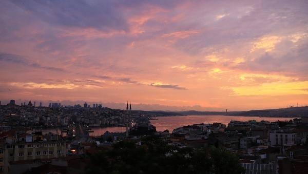 <p>İstanbul'da gün doğumu gökyüzünü kızıla boyanırken, ortaya çıkan manzara mest etti. </p>