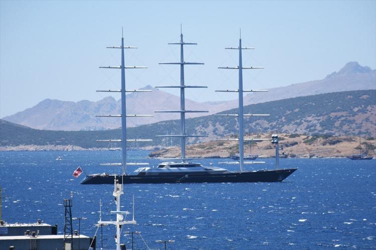 <p>Dünyanın en büyük ve lüks 100 yatı arasında gösterilen ve adını ünlü klasik sinema filminden alan “Maltese Falcon” (Malta Şahini), bir kez daha Bodrum’a geldi. </p>