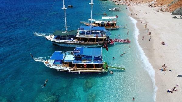 <p>Antalya, 640 kilometre sahil bandında 202'si mavi bayraklı plajlarının yanı sıra el değmemiş bakir koylarıyla her yıl milyonlarca yerli ve yabancı turist ağırlıyor. Kentte yaz tatilinin en çok ilgi gören doğal değerlerinden biri de Kumluca ilçesindeki Suluada.<br />
</p>