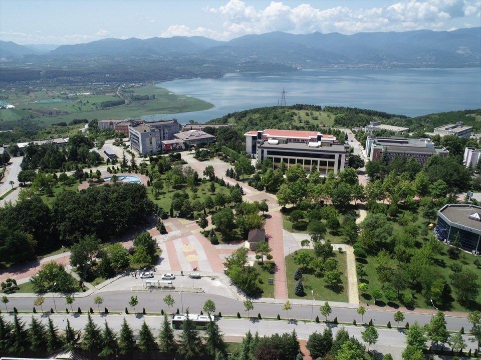 <p>SAÜ Rektörü Prof. Dr. Fatih Savaşan, AA muhabirine yaptığı açıklamada, eğitim, araştırma ve sosyal fayda üretme konularında Türkiye'de önemli yer edinmiş bir üniversite olduklarını söyledi.</p>
<p> </p>