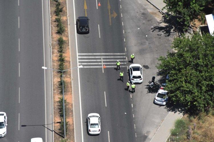 <p>Muğla Emniyet Müdürlüğü Bölge Trafik Müdürü Raşit Tosun, AA muhabirine yaptığı açıklamada, Muğla ve turistik ilçelerinde yaz sezonunda yaya ve araç trafiğinde büyük artış yaşandığını, bu amaçla turistik güzergahlarda turizm sezonu boyunca karadan ve havadan trafik kontrollerinin en üst seviyede gerçekleştiğini söyledi.</p>
<p> </p>