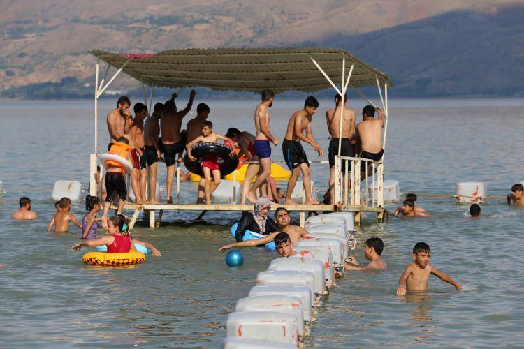 <p>Günübirlik ya da konaklamak amacıyla daha çok Diyarbakır, Malatya, Tunceli, Bingöl, Adıyaman, Gaziantep gibi çevre illerden ziyaretçilerin Hazar Gölü'nü tercih ettiğini ifade eden Bahçeci, şöyle devam etti:</p>
