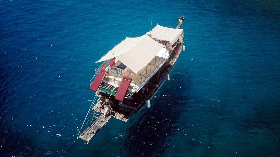 <p>Doğal akvaryumu andıran su altı dünyasıyla dalgıçları büyüleyen turistik ilçe, dalış kursu almak isteyenlerin de en çok tercih ettiği eğitim merkezlerinden.</p>
<p> </p>