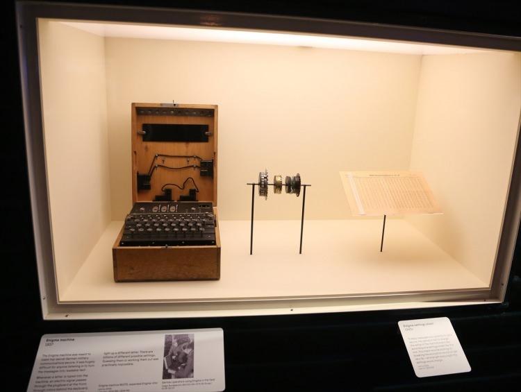 <p>Sergide İkinci Dünya Savaşı sırasındaki kullanımıyla tarihe geçen Alman şifreleme cihazı Enigma da yer aldı.</p>
