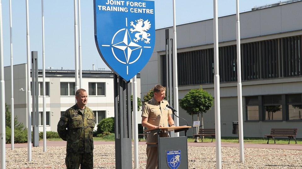 <p>Advent Taktik Data Link Modülü; Finlandiya, İspanya, Almanya, Çekya, İtalya, Danimarka, ABD ve NATO'ya özel sistemlerle yapılan testlerde, Link 11, Link 16 ve Link 22 ağları üzerinden, NATO üyesi ülkelerin askeri alandaki standartlarını belirleyen bütün işlevleri ve taktik veri alışverişini başarıyla gerçekleştirdi. NATO ACCS, NATO IOTA ve Cloud 22 referans sistemleri ile yüzde 100 uyumlu çalışabildiği de gösterildi.</p>
<p> </p>