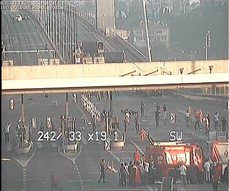 <p>Darbeci askerlerin trafik akışını durdurması nedeniyle, köprüde uzun araç kuyrukları oluşuyor. O saatlerde henüz ne olduğundan habersiz olan vatandaşlar için belirsiz bir bekleyiş başlıyor. </p>