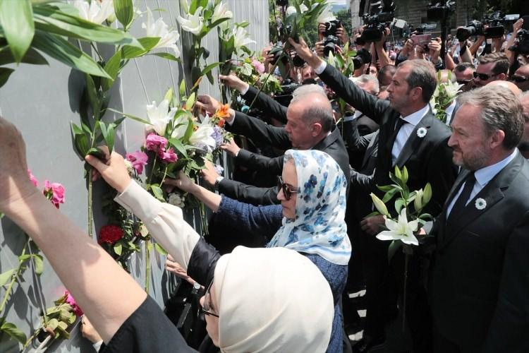 <p> Avrupa’da yaşanan en büyük insanlık trajedisi olarak kabul edilen ve en az 8 bin 372 Boşnak sivilin katledildiği Srebrenitsa soykırımı kurbanlarını anma töreninde duygusal anlar yaşandı</p>