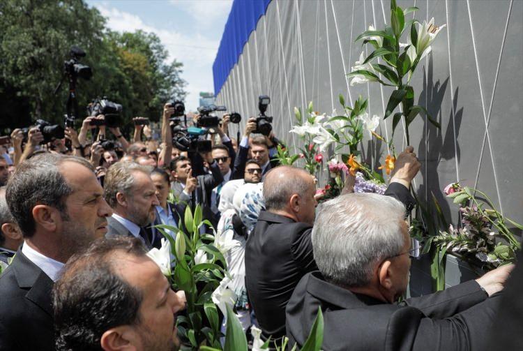 <p>Türkiye Cumhurbaşkanı Recep Tayyip Erdoğan ve eşi Emine Erdoğan, Srebrenitsa Soykırımı kurbanları anısına düzenlenen geçit törenine katıldı.</p>
