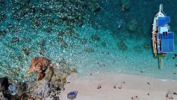 <p>Antalya'nın Kumluca ilçesinde beyaz kumsalı ve turkuaz renkli suyuyla Maldivler'e benzetilen ve sadece tekneyle ulaşımın olduğu Suluada, yaz döneminde günde 50'yi aşkın tekneyle 1500'ü aşkın ziyaretçi ağırlıyor. Yüzerek kayalıkların altından adanın diğer tarafına da geçilebilen ve 'Aşk Mağarası' olarak adlandırılan mağaralar da büyük ilgi topluyor.</p>
<p> </p>