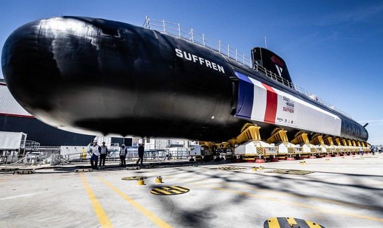<p>Cherbourg’daki kuru havuzda sunulan, Suffren’ın inşası ve geliştirilmesi programına 9 milyar Euro harcanmıştı. 5 bin ton ağırlığında 6 denizaltı siparişi veren Fransa hükumeti, eski denizaltılarını hurdaya çıkarmayı hedefliyor.</p>
