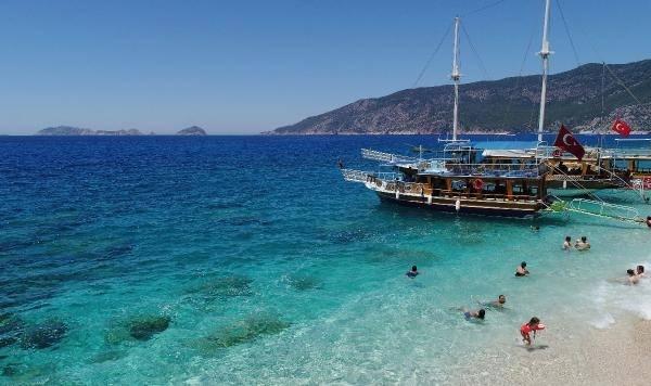 <p>MALDİVLER'E BENZETİLİYOR</p>
<p>Suluada, Akdeniz açıklarında başta Adrasan olmak üzere Çıralı, Olimpos, Mavikent gibi yöredeki diğer tatil beldelerinden bu yaz sezonunun en çok tekne turu yapılan alanı oldu. Biri 50, diğeri 120 metre bembeyaz kumulu ve turkuaz renkli suyuyla iki plaja sahip adaya, günde 50'nin üzerinde tekne turu düzenleniyor. Kumulu ve suyunun rengiyle Maldivler'e benzetilen adanın günlük ziyaretçi sayısı 1500'ü aşıyor.<br />
</p>
