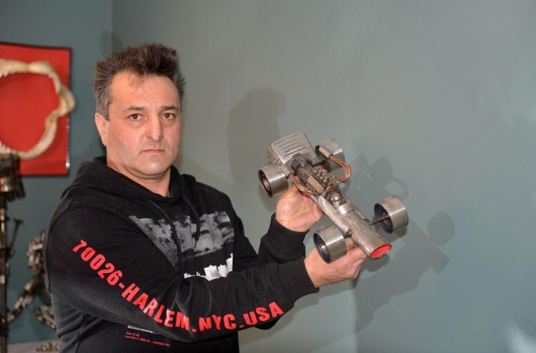<p>Tamirhanelerde biriken motor aksamlarını toplayarak birbirinden değerli maketlere dönüştüren Doğan, AA muhabirine yaptığı açıklamada, iki sene öncesine kadar bu sanata yeteneği olduğundan habersiz olduğunu söyledi. </p>
<p> </p>