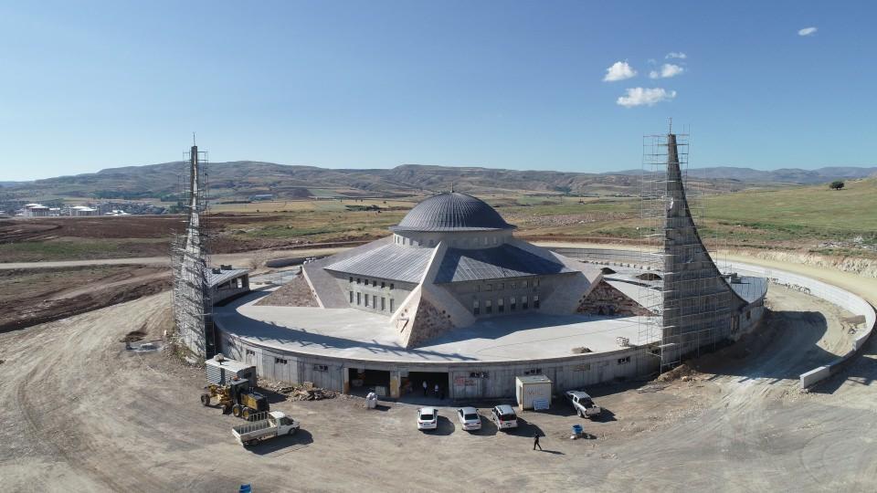 <p>Sivas'ta yapımına 2017 yılında başlanan ve "ay yıldız" şeklindeki mimarisiyle dikkati çeken caminin inşaatında son aşamaya gelindi. </p>
