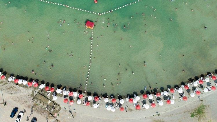 <p>Eşsiz manzarası ve gün içerisinde güneş ışınlarının geliş açısına göre mavi ve yeşilin farklı tonlarına bürünmesiyle de ziyaretçilerine görsel şölen sunan Hazar Gölü'nde, ziyaretçi sayısında bu yıl büyük artış bekleniyor.</p>