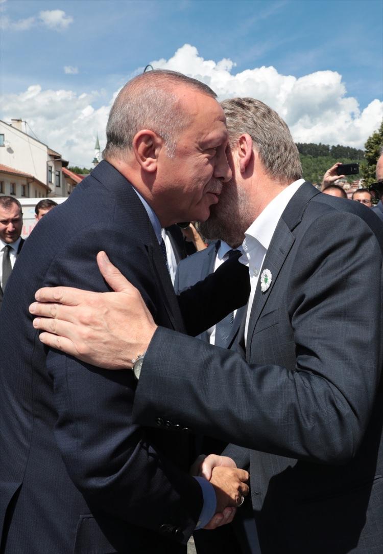 <p>Cumhurbaşkanı Recep Tayyip Erdoğan, Bosna Hersek'in ilk Cumhurbaşkanı Aliya İzzetbegoviç'in kabrinin de bulunduğu Kovaçi Şehitliği'ni ziyaret etti.</p>
