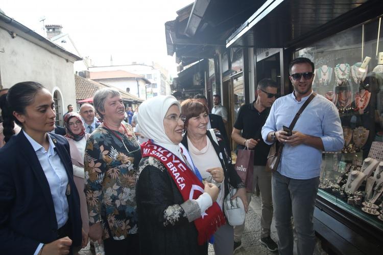<p>Erdoğan ikili temaslar gerçekleştirirken Emine Erdoğan da Bosna Hersek’te ziyaretlerini sürdürüyor. Emine Erdoğan, başkent Saraybosna’da bulunan Başçarşı'yı gezdi. Emine Erdoğan’a Bosna Hersek Devlet Başkanlığı Konsey üyesi Şefik Caferoviç'in eşi Vildana Caferoviç eşlik etti.</p>
