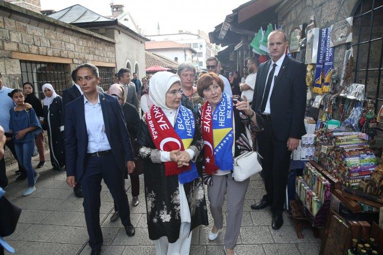 <p> Cumhurbaşkanı Recep Tayyip Erdoğan’a Bosna Hersek ziyaretinde eşlik eden eşi Emine Erdoğan, Saraybosna’daki Başçarşı'yı gezdi.</p>
